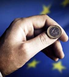 ue-mano-moneda.jpg