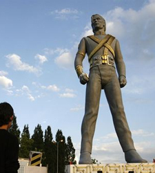 estatuamj.jpg
