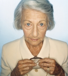 mujer-monedero-perlas.jpg