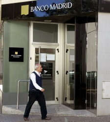 banco-madrid-hombreoficina.jpg