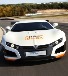 El coche de carreras eléctrico español Volar-e se expone en Bruselas
