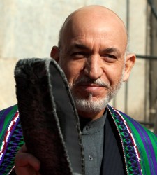 karzai_gorro_en_mano.jpg