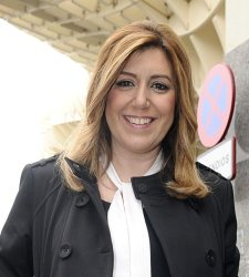 dias-susana-sonrie-fondo-dorado.jpg