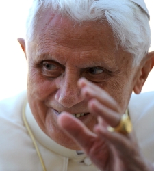 Benedicto_XVI_saluda.jpg