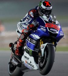 <b>Lorenzo</b> lidera los primeros libres de Catar en el inicio del Mundial de MotoGP