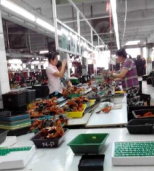 trabajadores-fabricando-transformer-hasbro.jpg