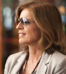 ana-botella-gafas.jpg
