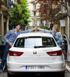 Dos ciudadanos hacen uso de uno de los vehículos que integra la flota de la empresa catalanaAvancar. AVANCAR
