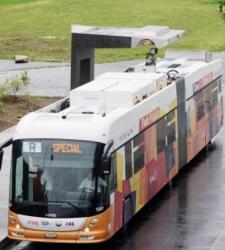 Autobuses eléctricos que recgargan su batería en 15 segundos durante las paradas