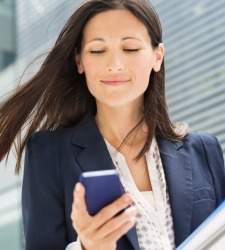 movil-mujer-ciudad.jpg