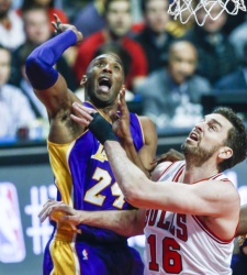 Bryant-Gasol-salto-Bulls-Lakers-2016-reuters.jpg