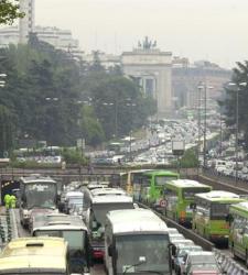 El 41% de los españoles que van <b>en coche</b> a trabajar tardan más de una hora