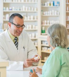 farmacia-senora-getty.jpg