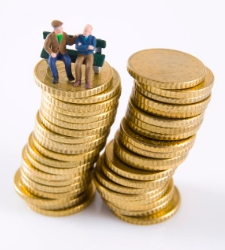 monton-monedas-senores-banco.jpg