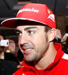 Alonso, sobre el adelantamiento de Vettel: "Yo habría mantenido la posición, te paga tu equipo"