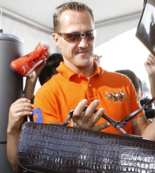 Schumacher-maleta-gafas-2010.jpg