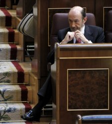 DEN2014-rubalcaba-escucha-rajoy-efe.jpg