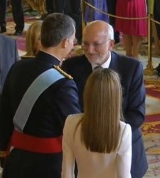 JuanRoigsaludaalRey225.jpg