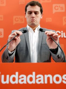 rivera-ordenmicrofonos-efe.jpg