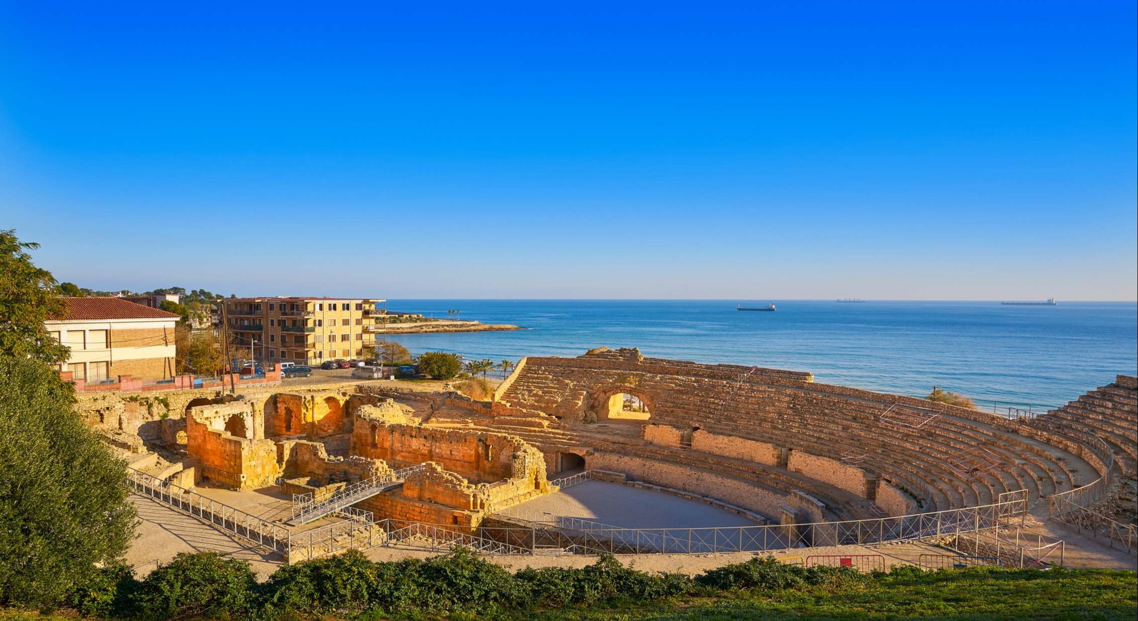 Anfiteatro romano en Tarragona Cataluña con el mar de fondo