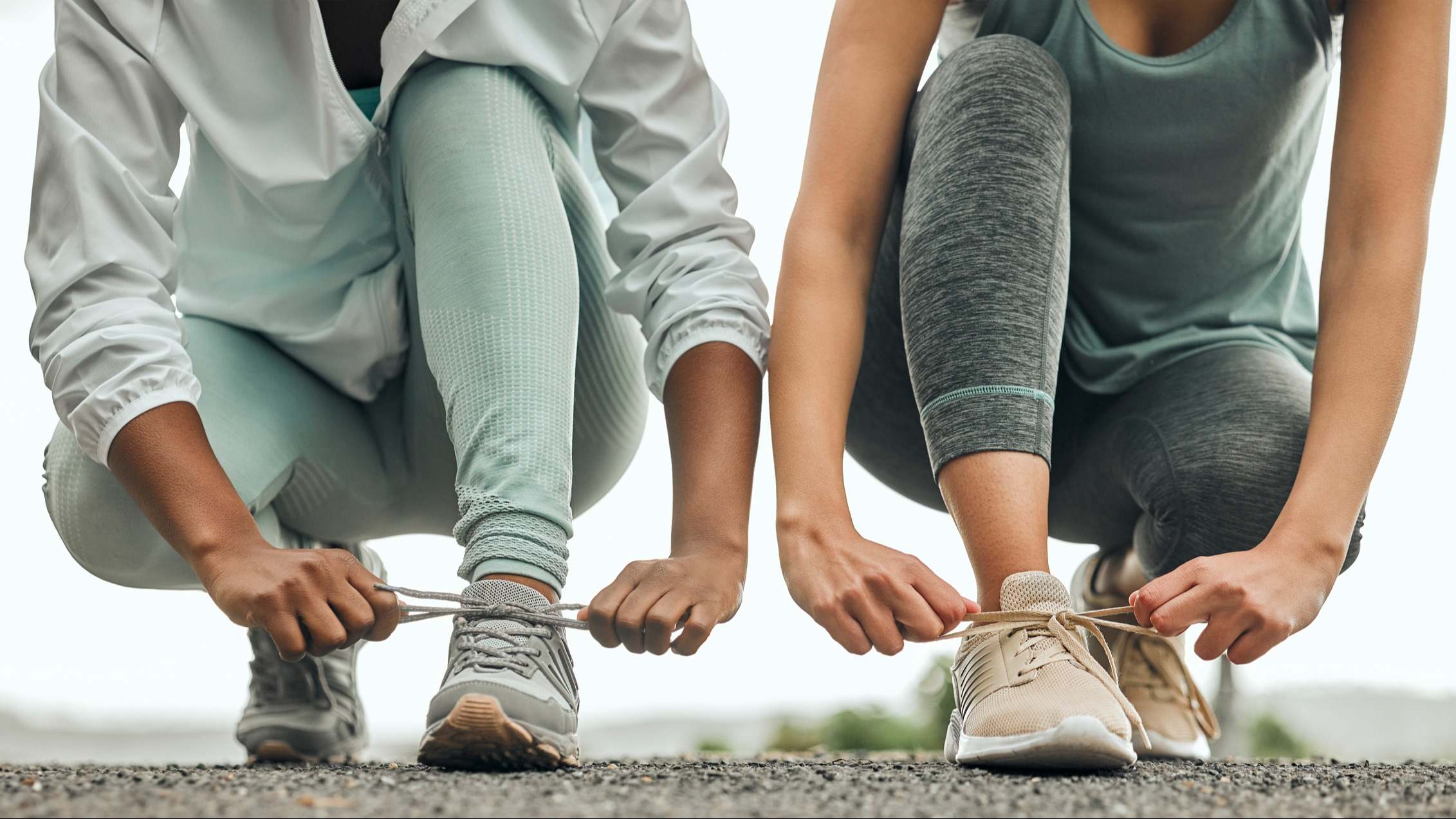 Dos mujeres se preparan para hacer deporte. / Foto: iStock