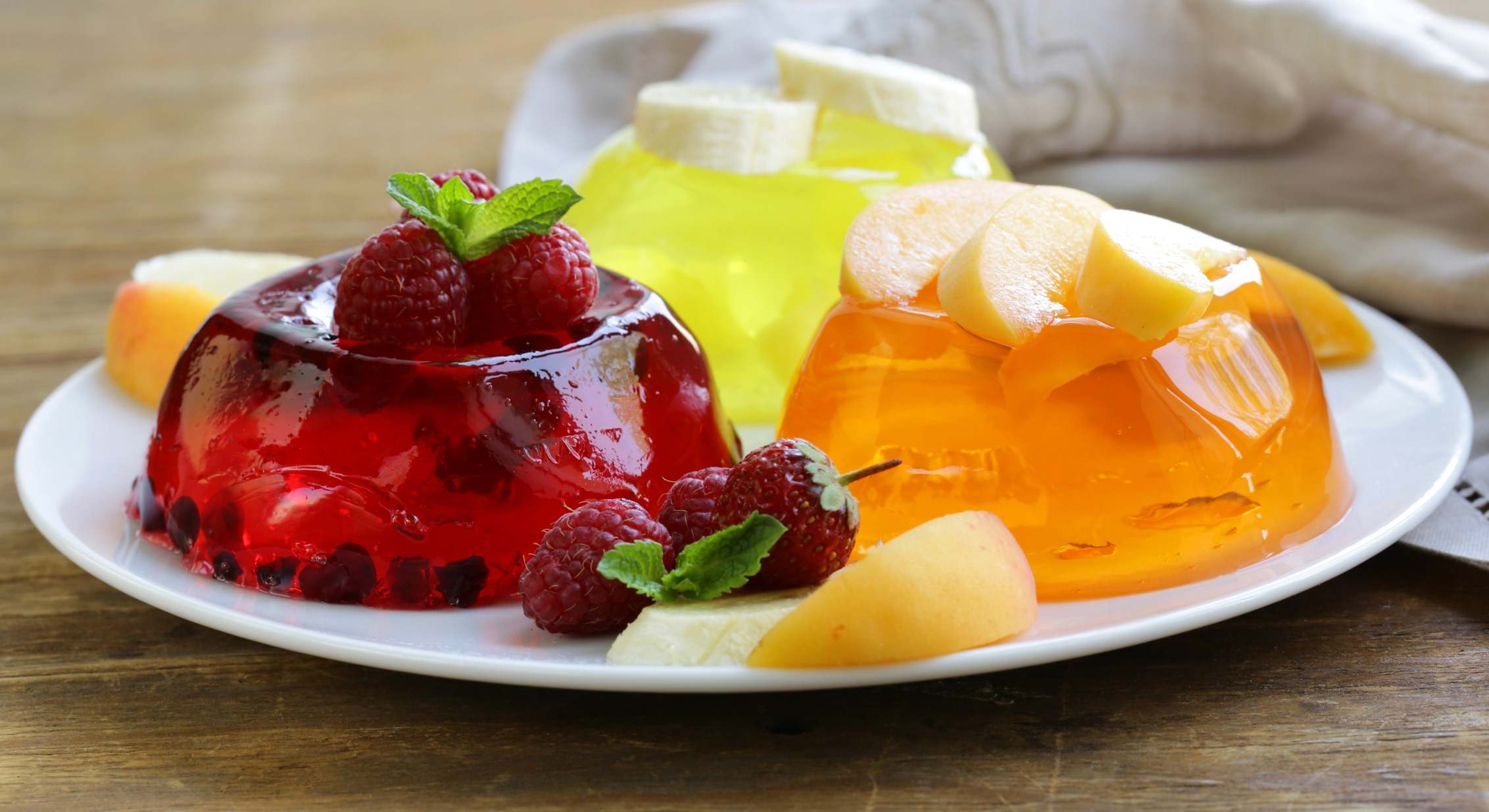 Gelatinas de varios sabores sobre un plato