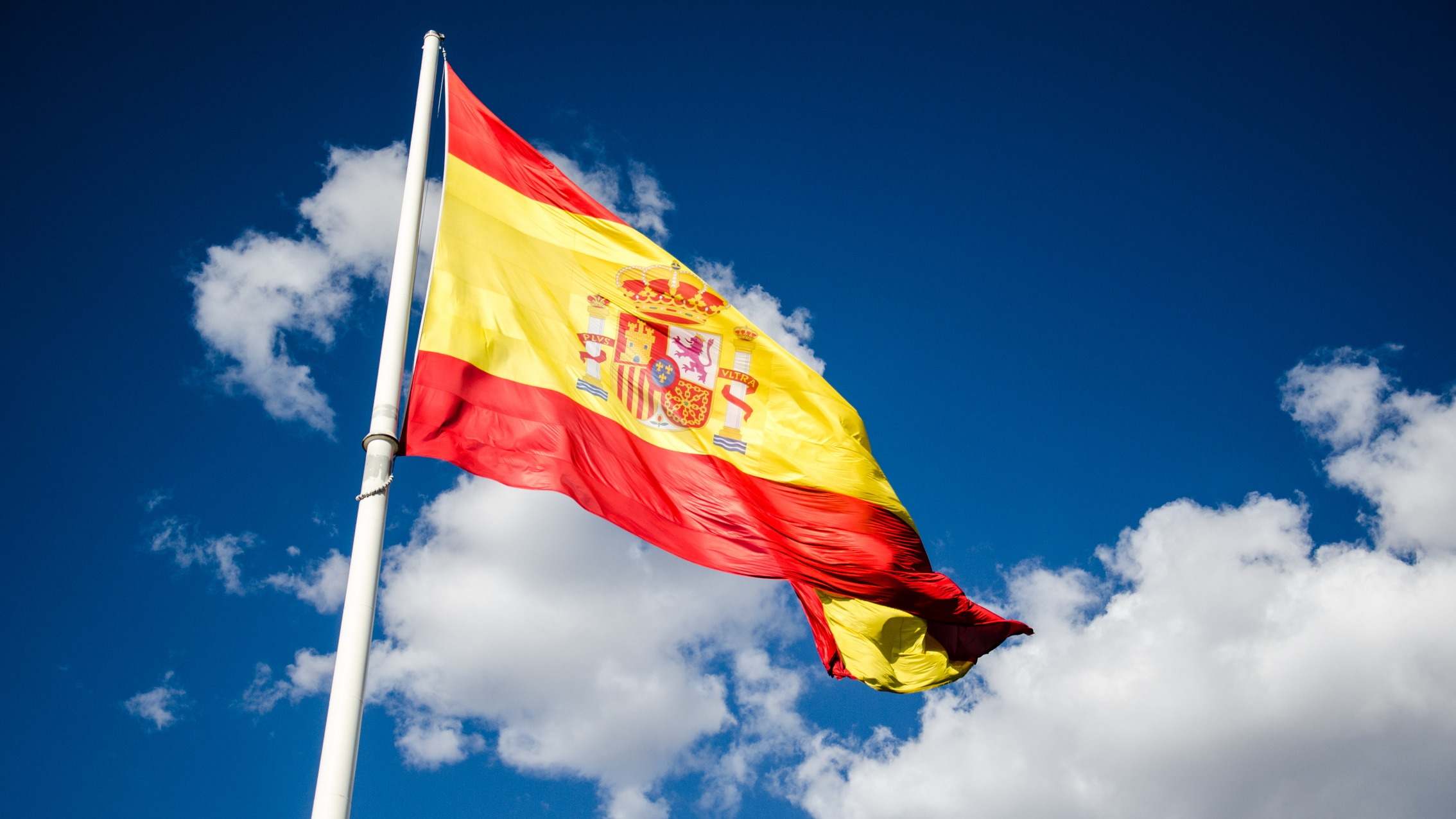 Bandera España ondea nubes PIB