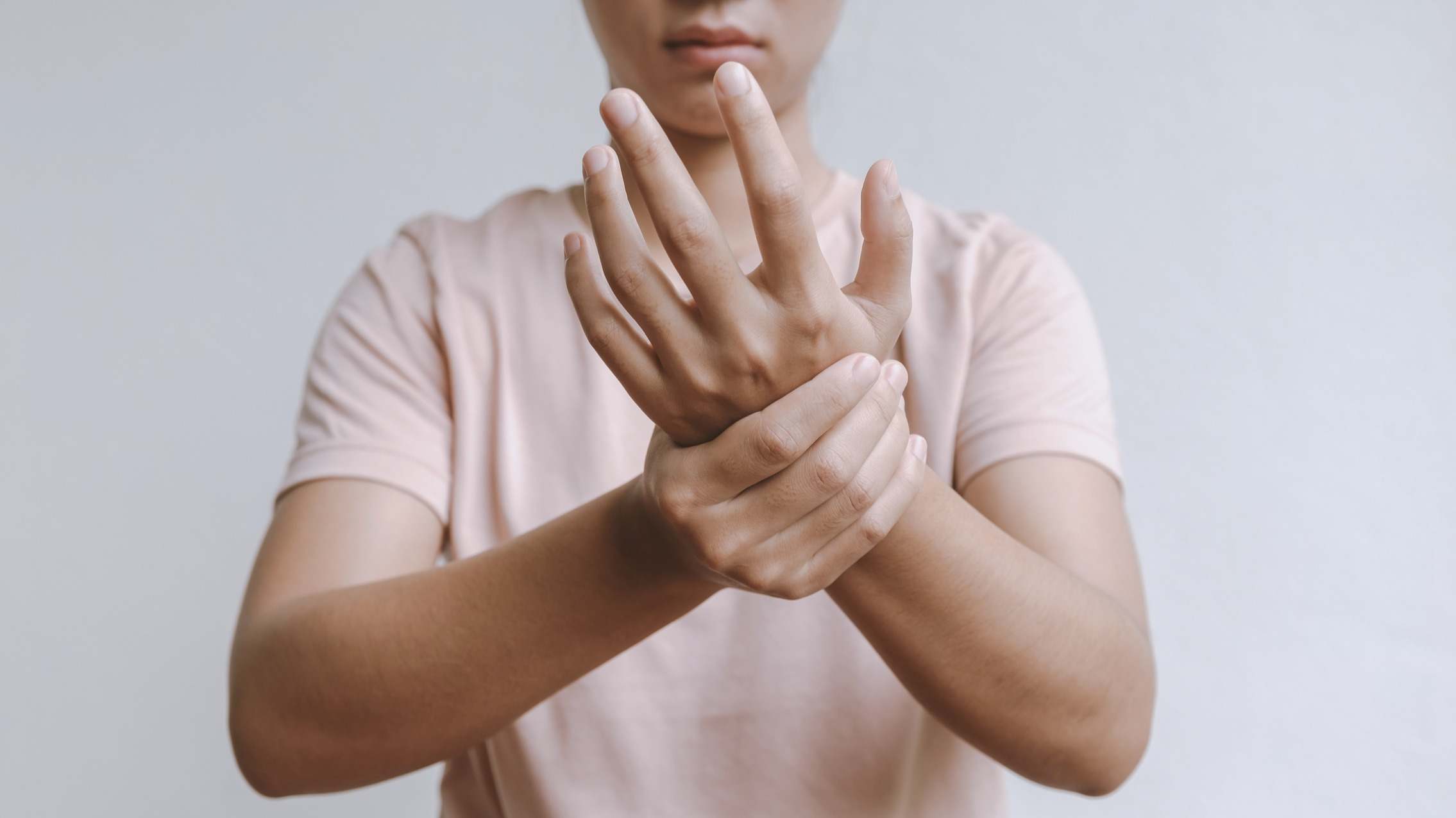 Mujer masajeándose las manos fisioterapia para aliviar un hormigueo