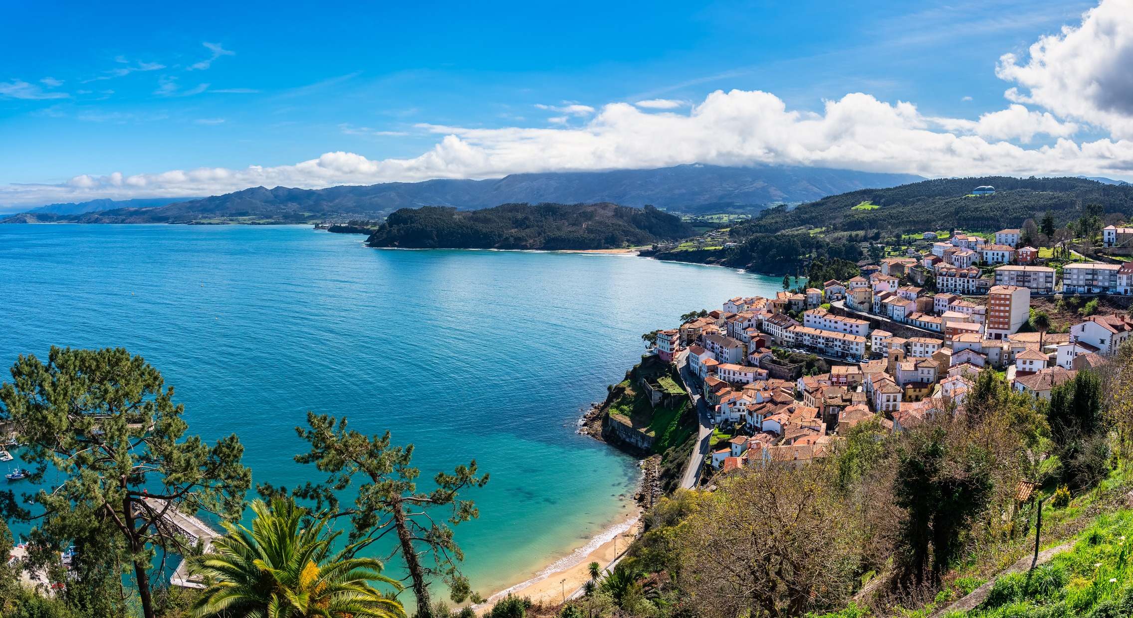 Vista panorámica del pueblo de Lastres situado en la costa norte de Asturias, España.