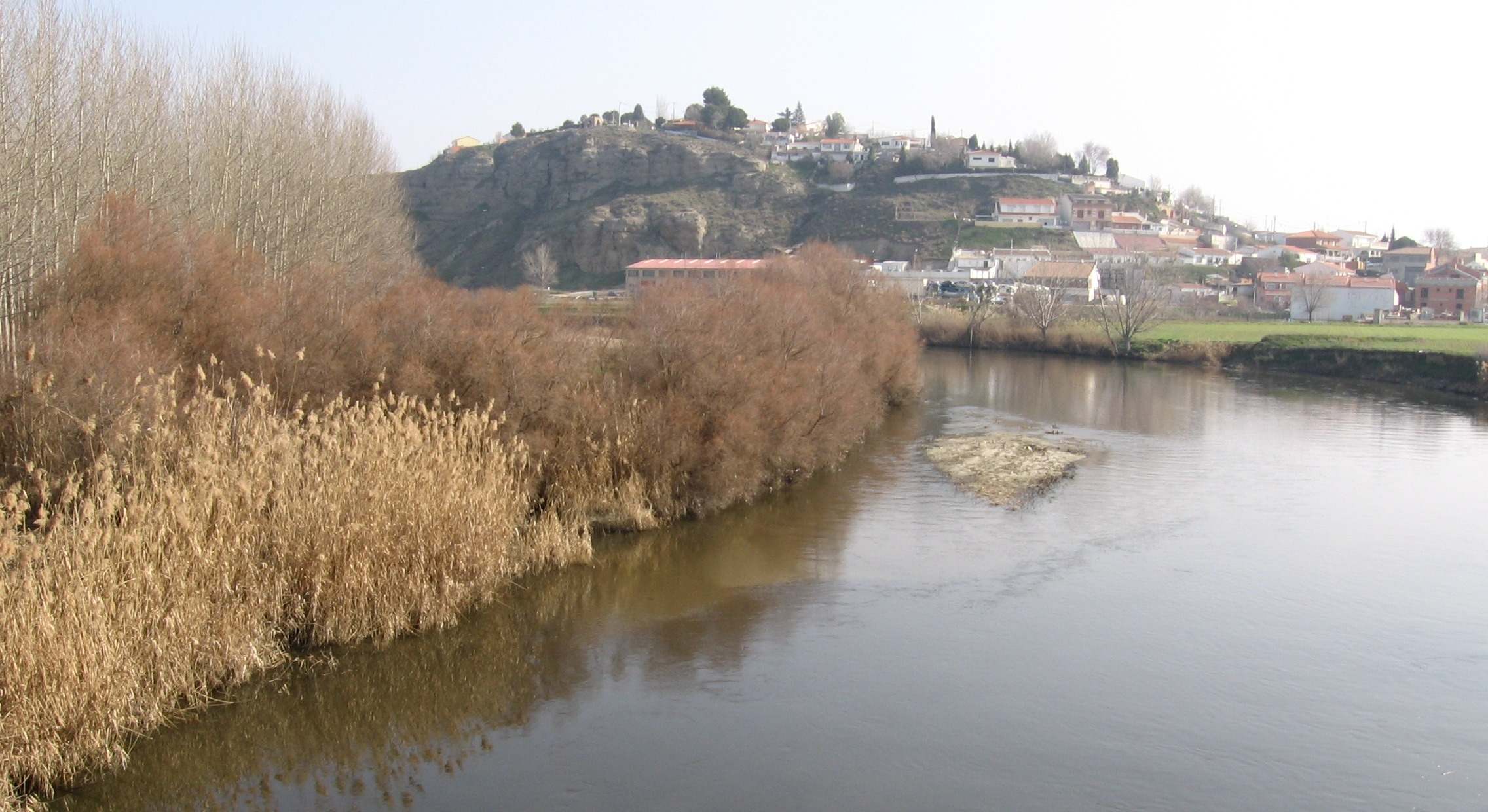 Imagen del pueblo de Titulcia junto a un río