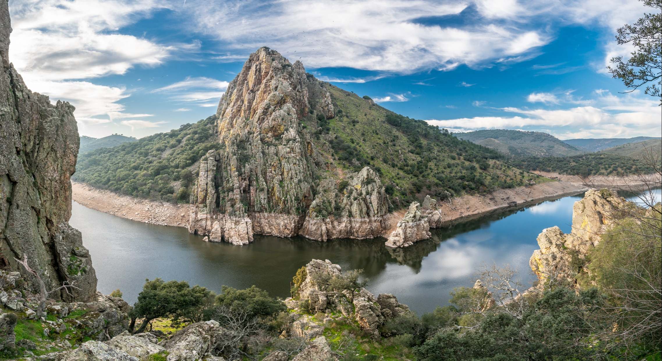 Extremadura y el río Tajo cruzando el accidentado terreno. Dentro de esta tierra encontramos el asombroso Parque Nacional de Monfragüe y el "salto del gitano" (acantilado Gipsy). Lugar impresionante para la observación de aves buitre
