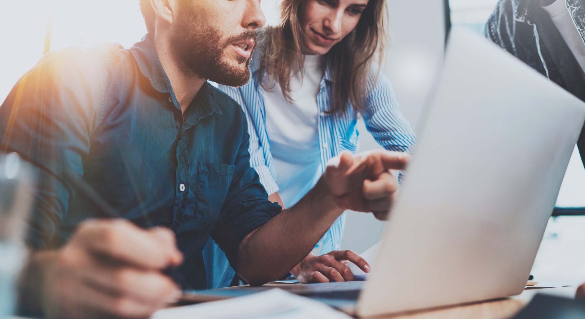 Grupo de compañeros de trabajo sentado en una mesa