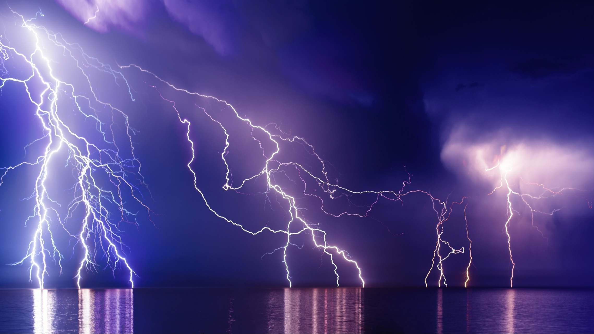 Tormenta eléctrica vista sobre el mar