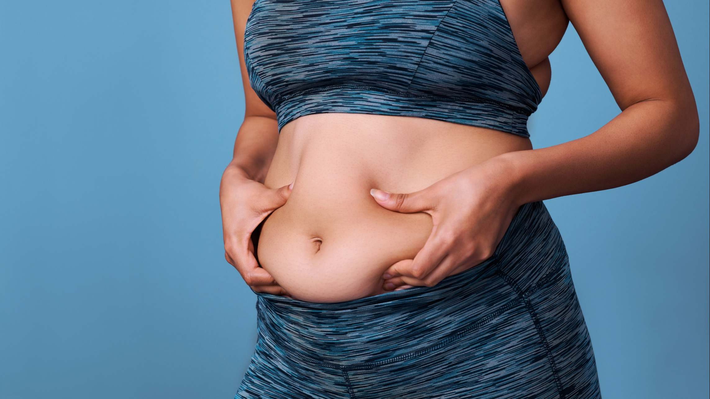Mujer agarrándose la barriga