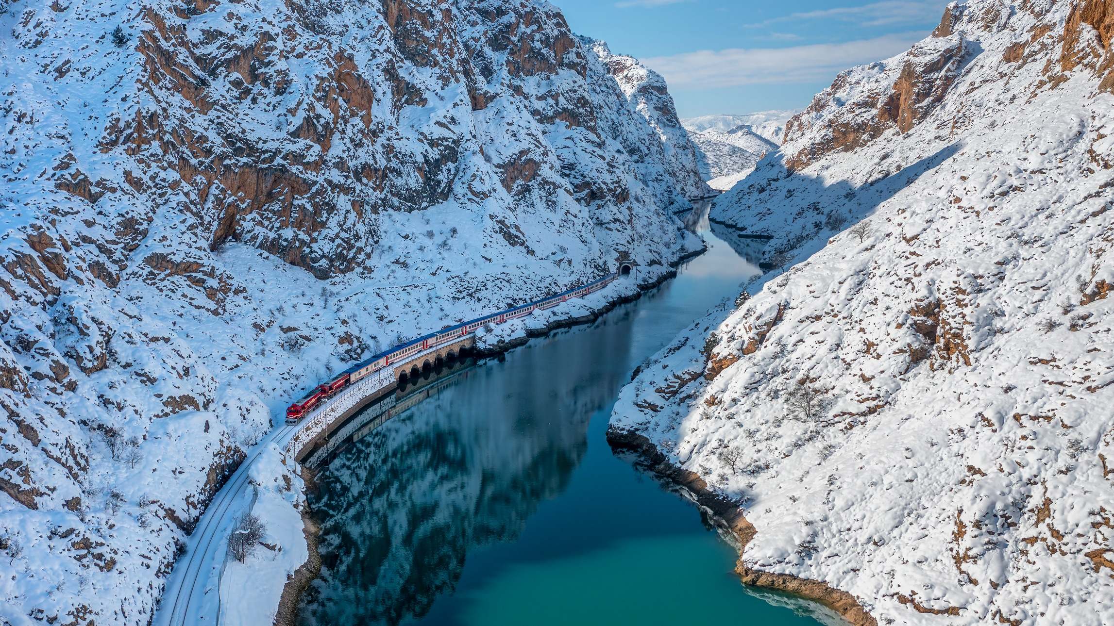 El tren Dogu Ekspresi atravesando un paisaje nevado