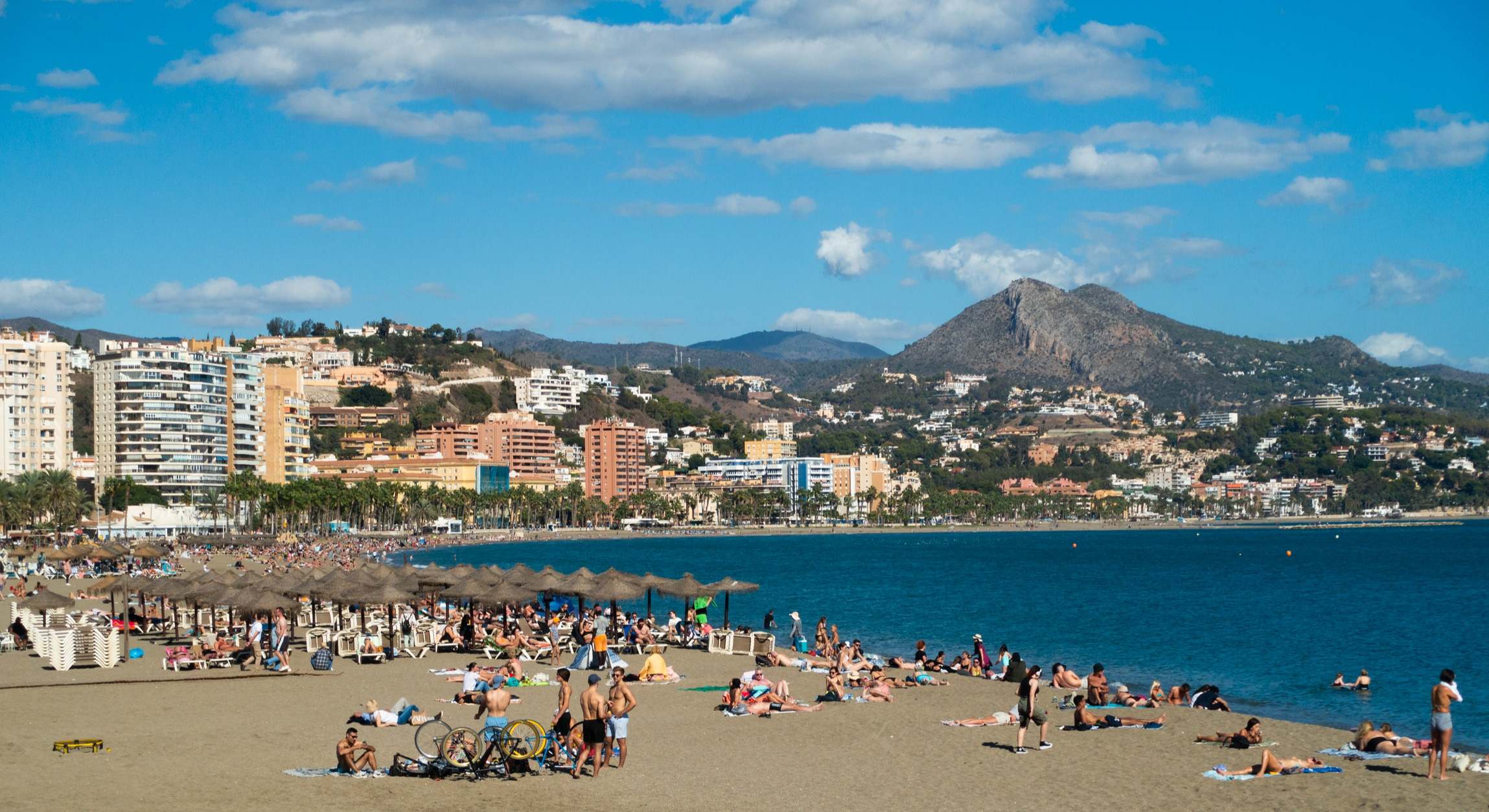 Gente en la playa de la Malagueta, la playa más grande de Málaga, España
