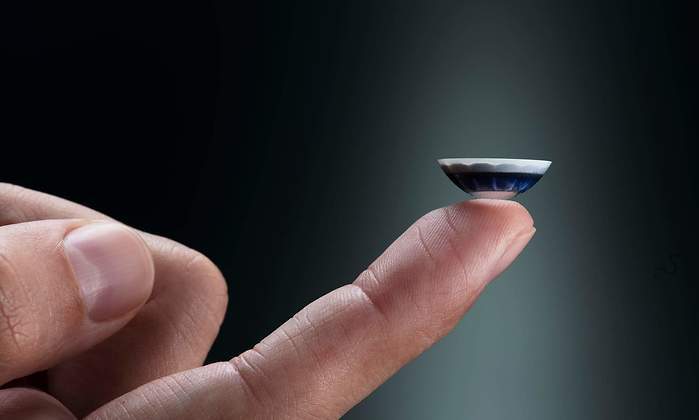 Gear_contactlens_Mojo-Lens-finger-SOURCE-Mojo-Vision.jpg