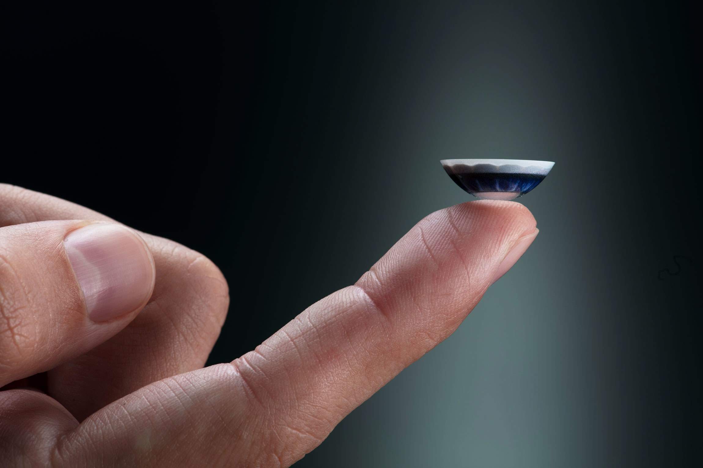 Gear_contactlens_Mojo-Lens-finger-SOURCE-Mojo-Vision.jpg