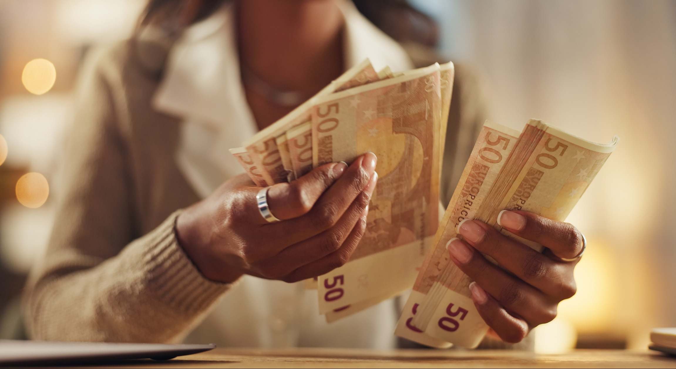 Joven contando dinero