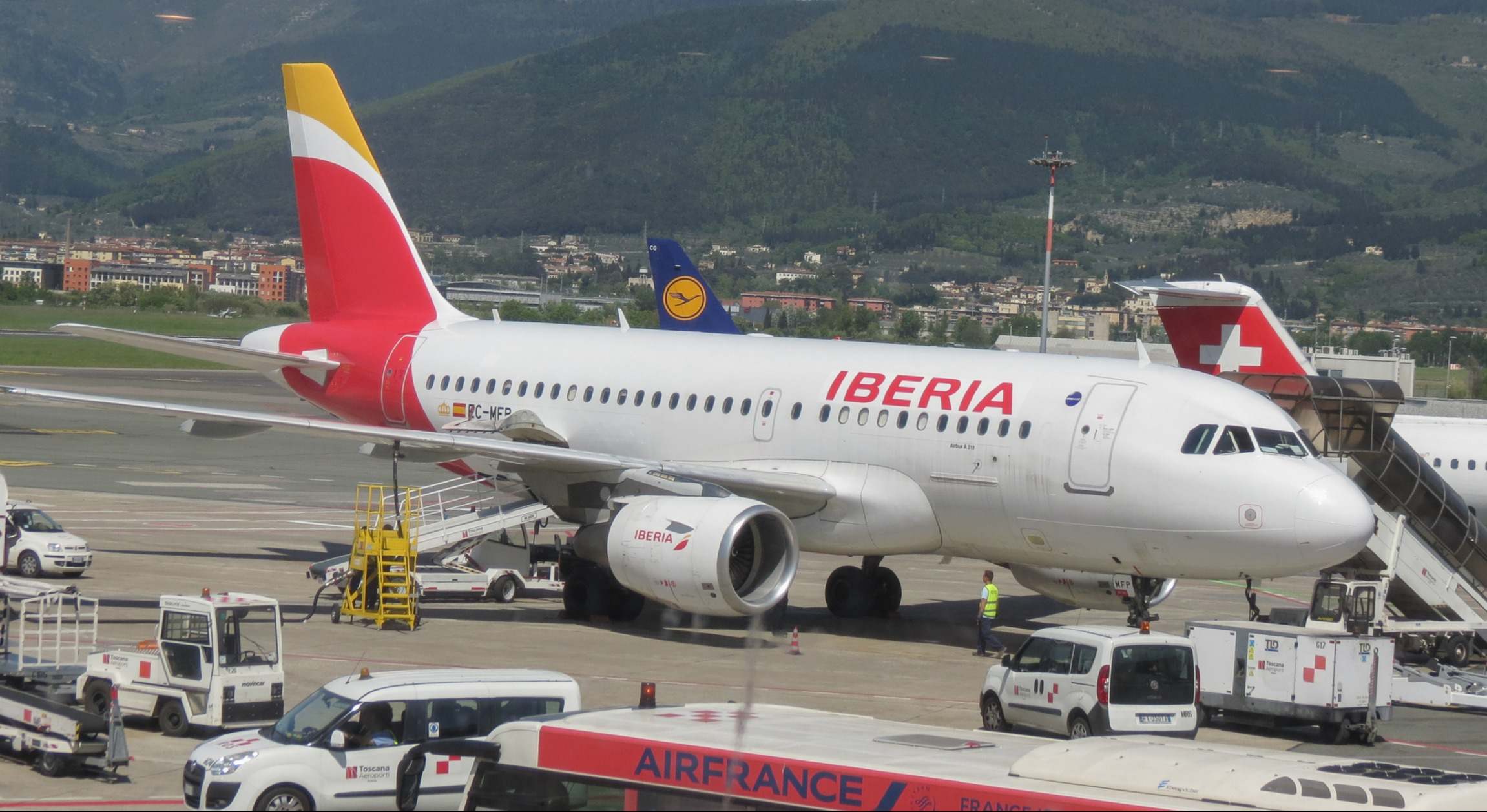 Avión de Iberia aparcado en la pista del aeropuerto
