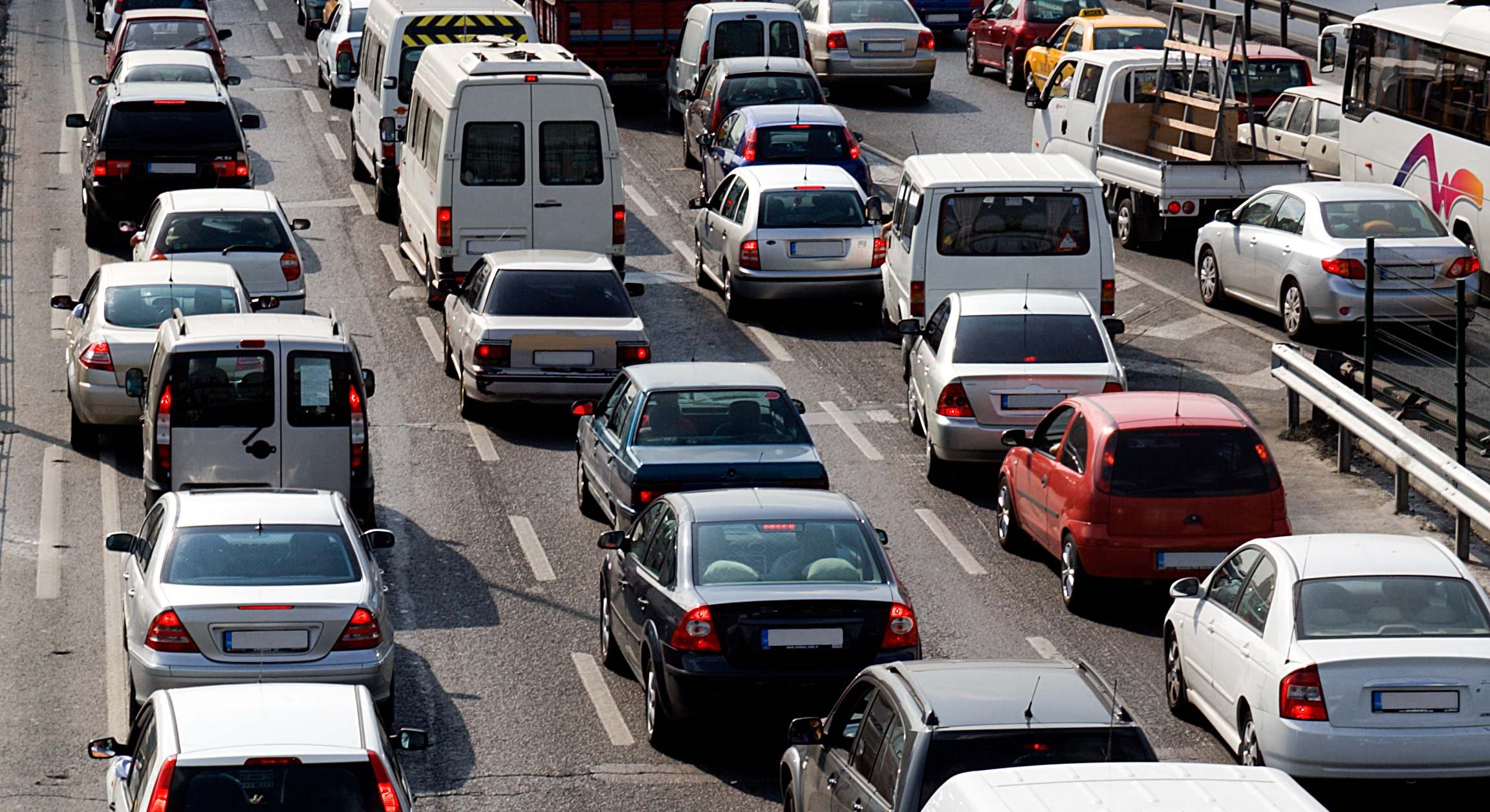 Varios coches en un atasco