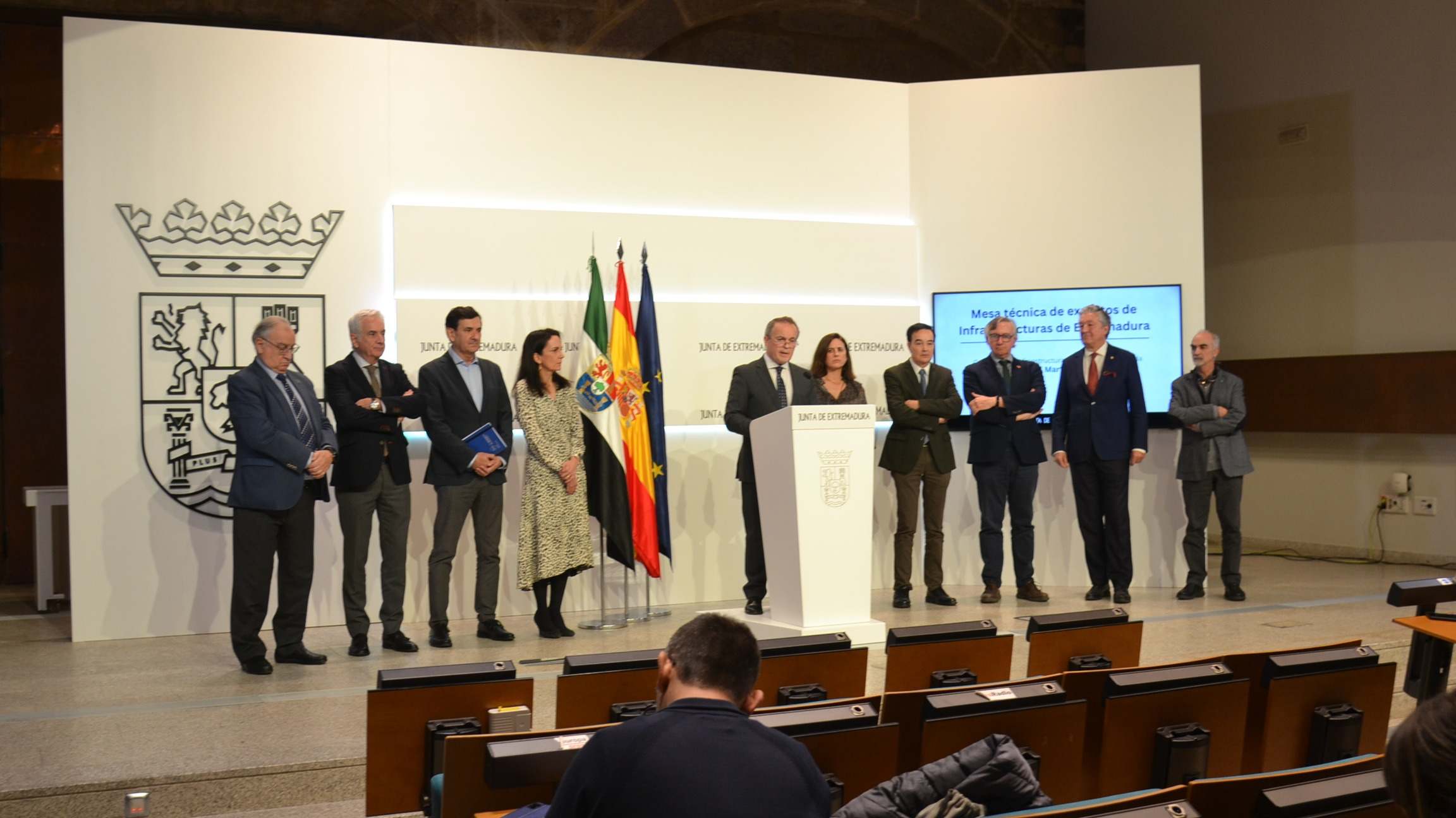 El consejero de Infraestructuras, Transporte y Vivienda, Manuel Martín Castizo, con algunos miembros de la mesa