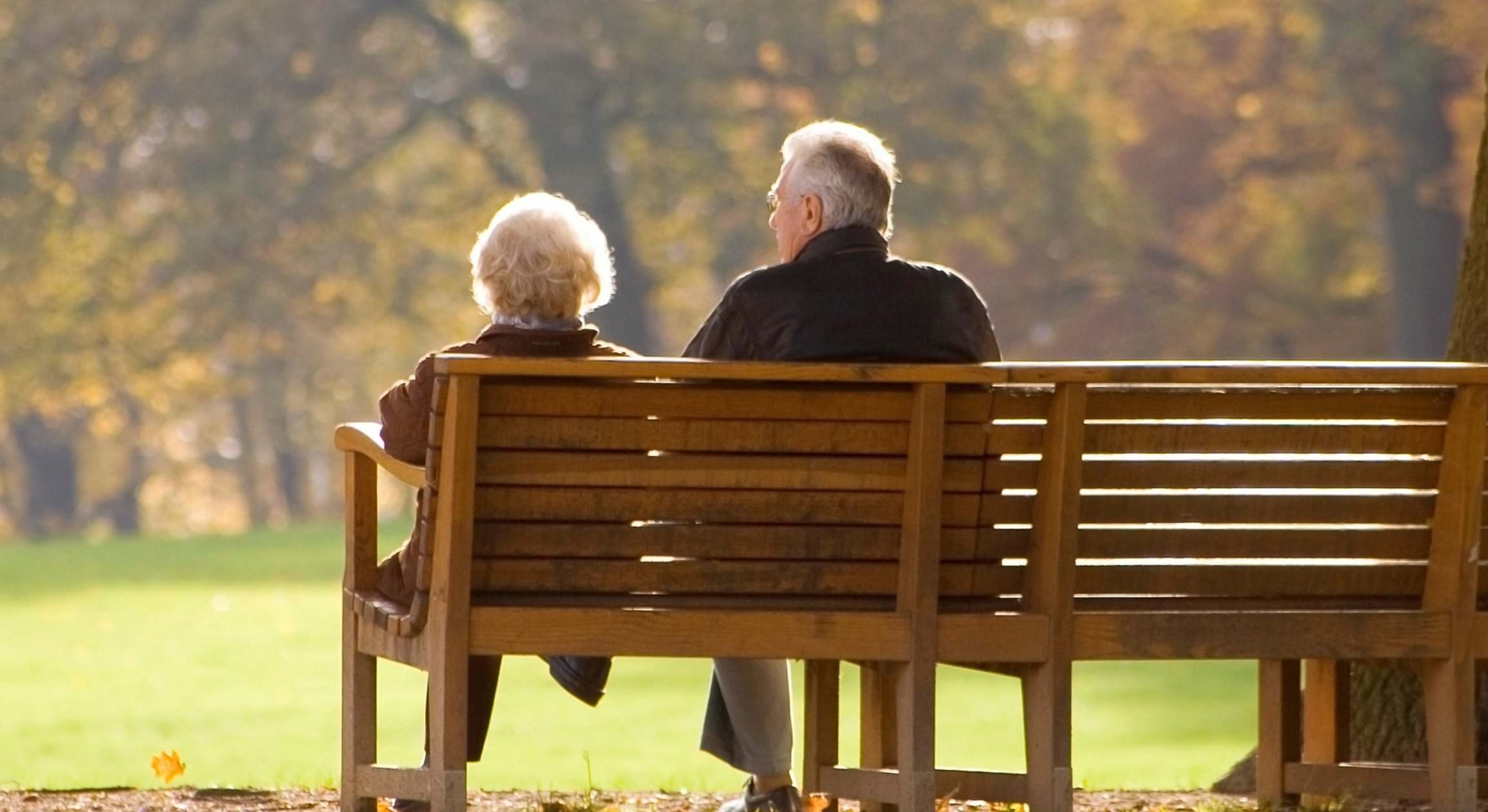 Pareja de jubilados en un banco