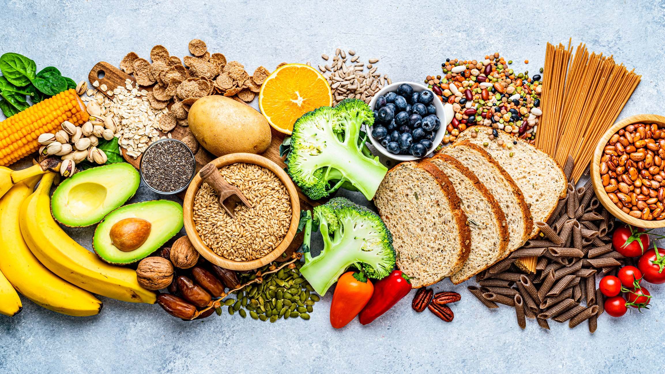 Grupo de alimentos con alto contenido de fibra dietética dispuestos uno al lado del otro