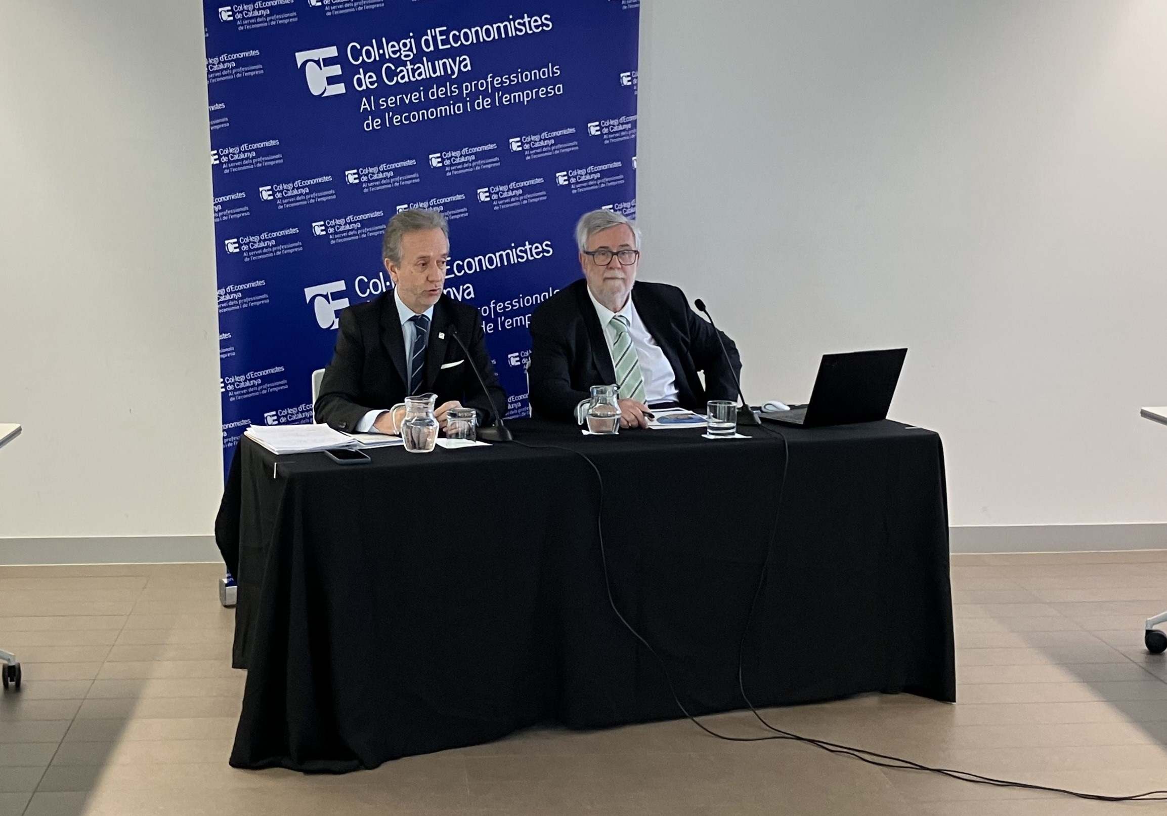 El decano del Colegio de Economistas de Cataluña, Carlos Puig de Travy, y el director de la encuesta de situación económica de otoño de 2024, Xavier Segura. EE