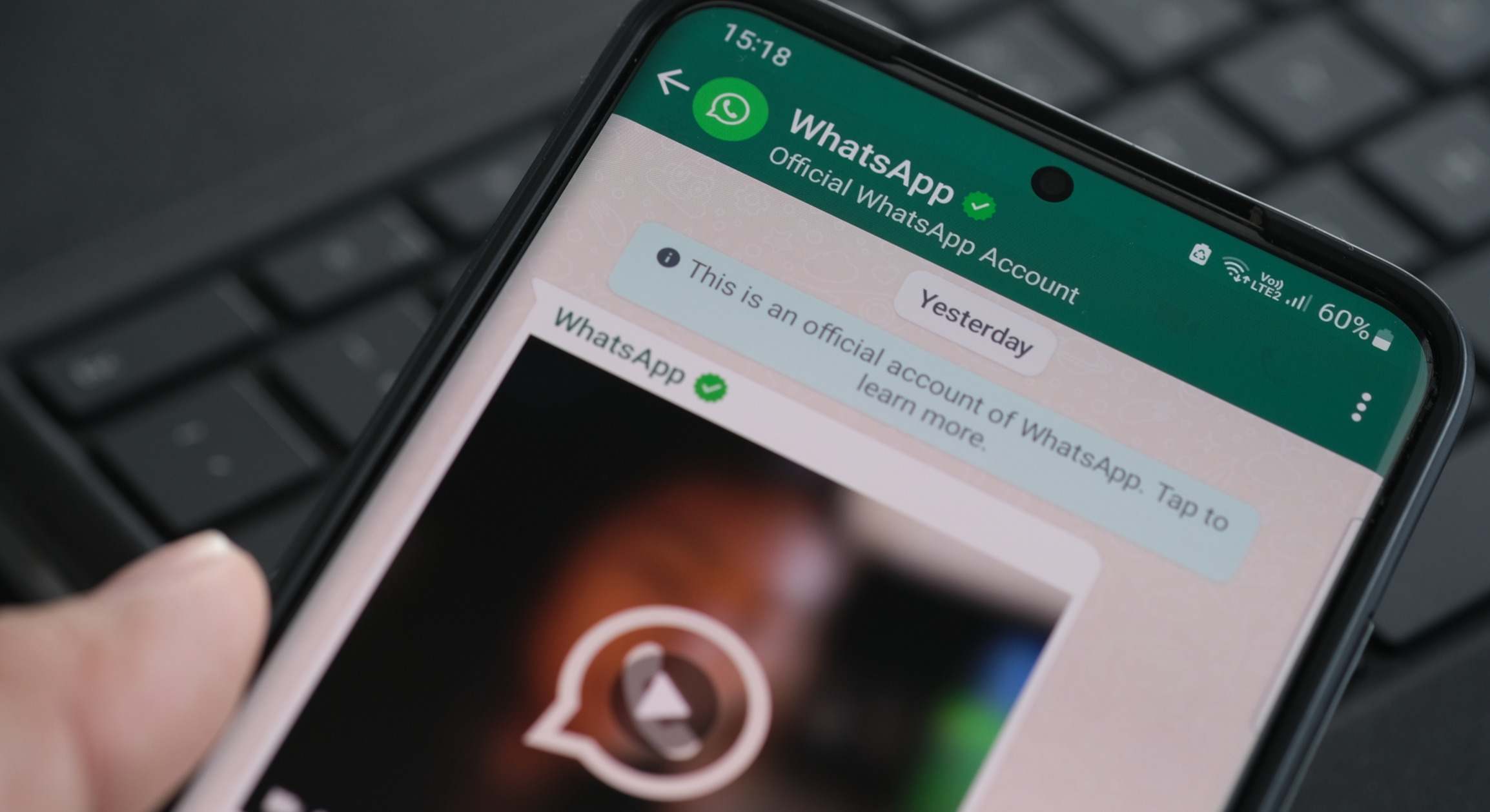 Un teléfono con la aplicación de WhatsApp abierta. Foto: Dreamstime