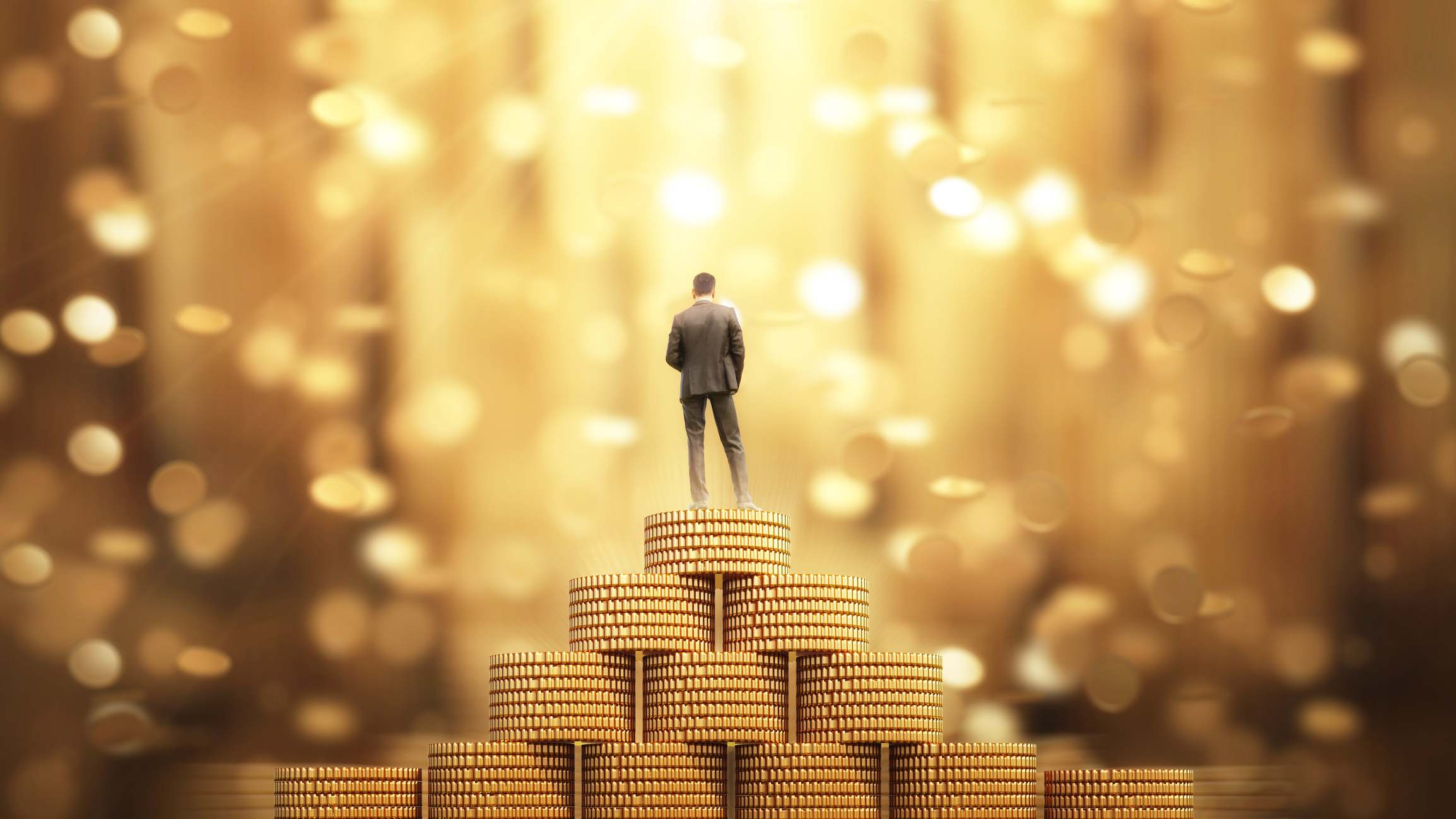 Un hombre diminuto ante una montaña de dinero