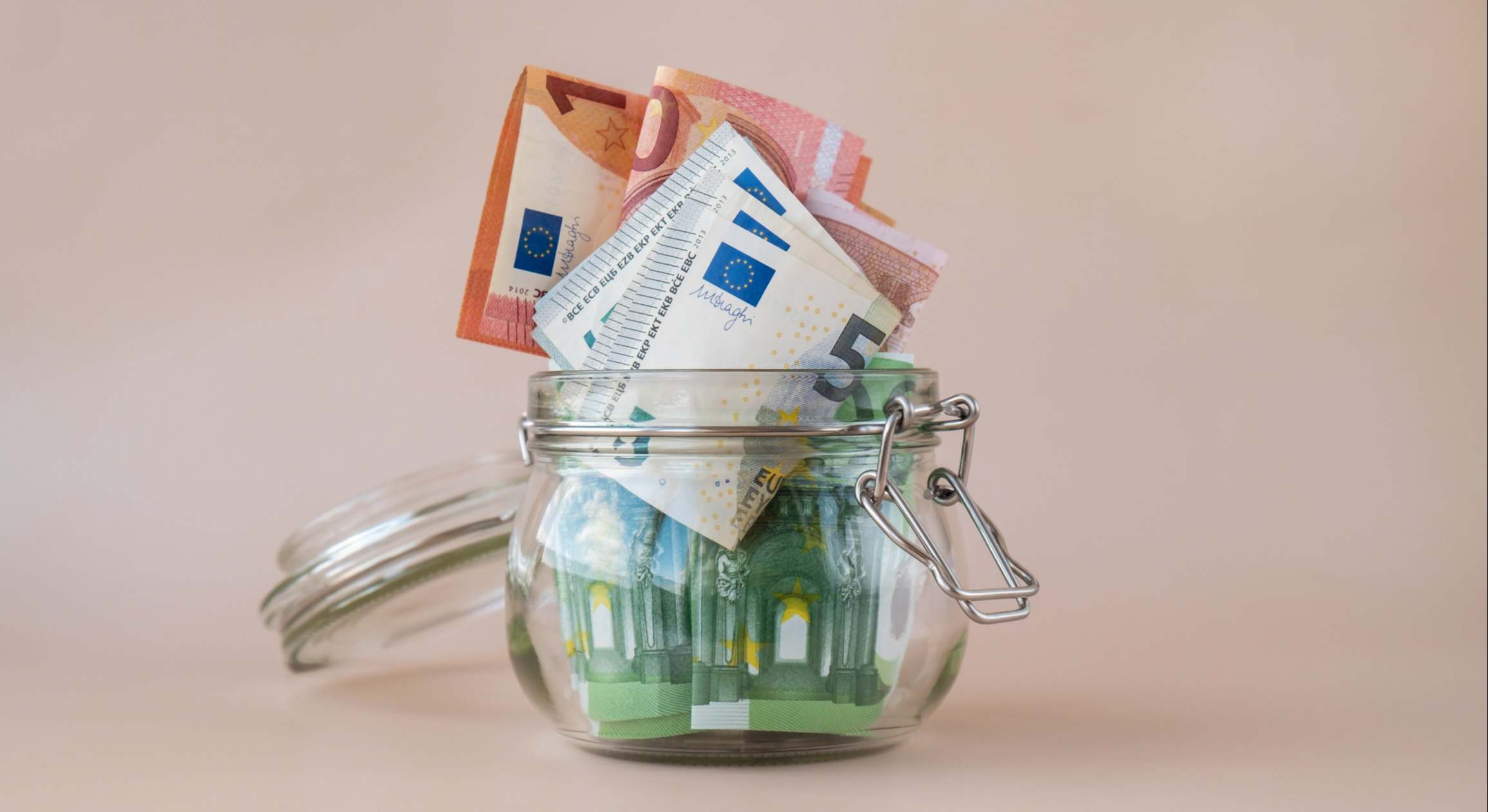 Billetes de euro metidos en un bote