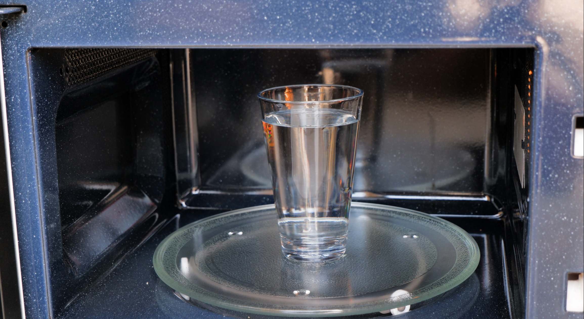 Vaso de agua en el interior de un microondas