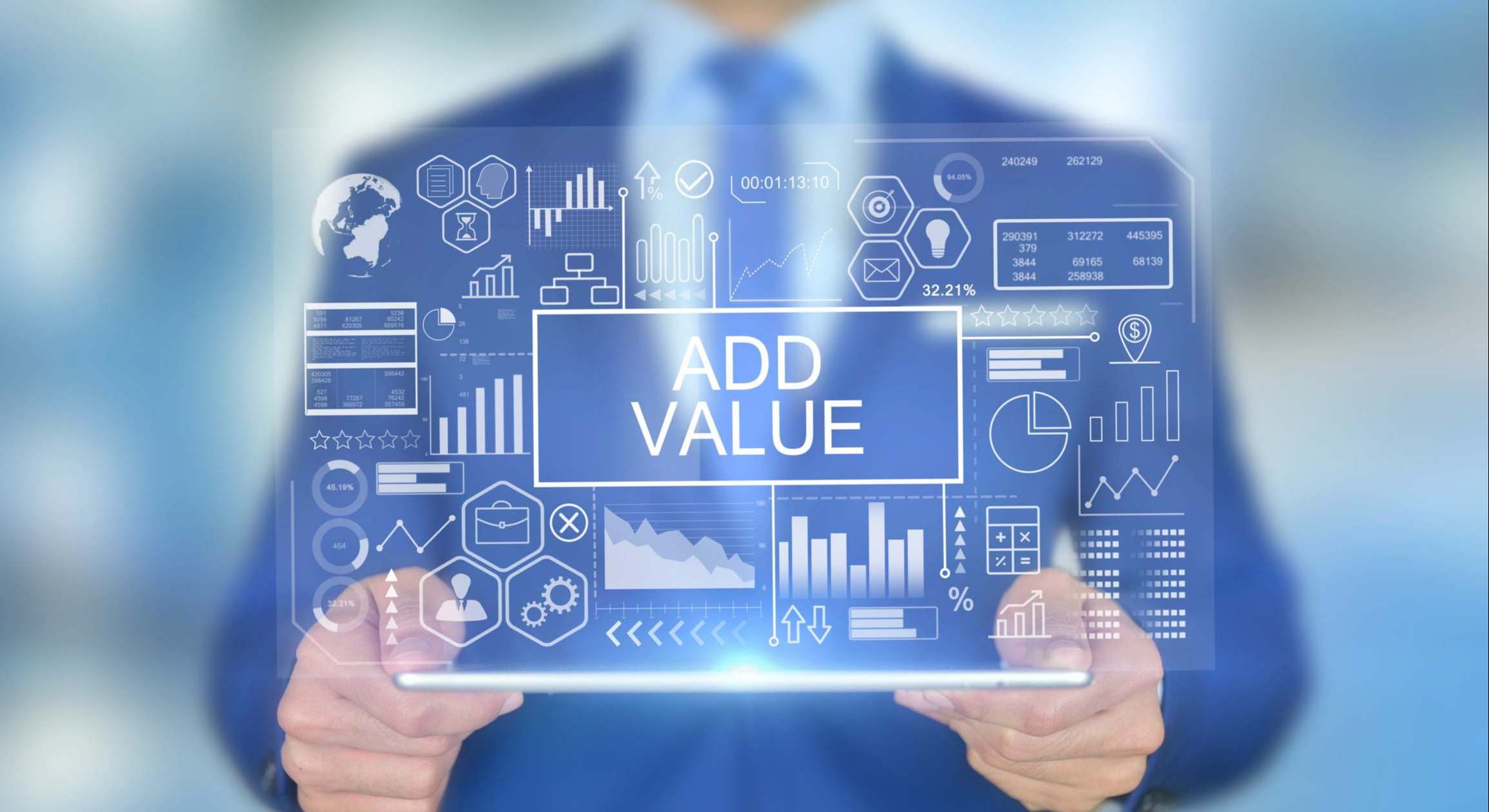 Un hombre sostiene una pantalla con el texto Add Value